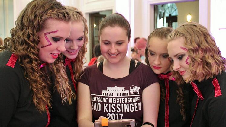 Nadine Bender (Mitte) ist mit ihrer Gruppe aus Husum angereist. Foto: Werner Vogel