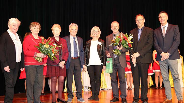 Wechsel an der Spitze des Sozialamtes (von links): Sigrid Wittmann, Heide Braunschmidt, Hermine Seelig, Wolfgang Doischer, Antje Hennig, der bisherige Leiter, Peter Schubert, Bürgermeister Thomas Nowak und Schuberts Nachfolger, Holger Diez.Foto: Wolfgang Desombre