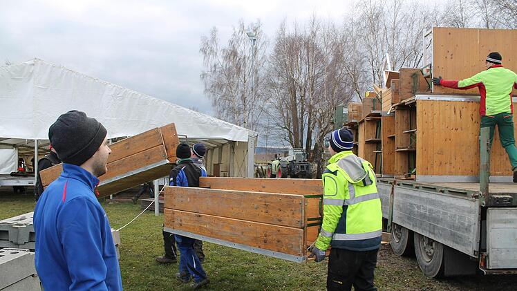 Die Landjugend Meeder lädt unter den kritischen Blicken von Vorsitzendem Maximilian Höhn (blaue Jacke) die Bar-Teile ab. Foto: Christian Dreßel