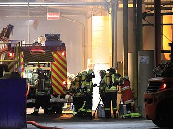 Ein Maschinenbrand in einem Fabrikgebäude in Forchheim hat am Mittwochabend einen  Großeinsatz von Feuerwehr und  Rettungskräften ausgelöst.  Foto: NEWS5 / Merzbach