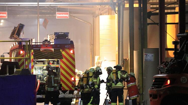 Ein Maschinenbrand in einem Fabrikgebäude in Forchheim hat am Mittwochabend einen  Großeinsatz von Feuerwehr und  Rettungskräften ausgelöst.  Foto: NEWS5 / Merzbach