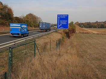Auf rund 190 Metern fehlt auf der Seite nach Horsdorf noch der Lärmschutzwall an der Autobahn A 73. Grundstücksverhandlungen sind noch nicht abgeschlossen. Fotos: Tobias Kindermann