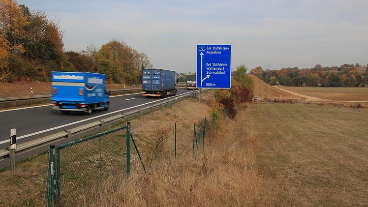 Auf rund 190 Metern fehlt auf der Seite nach Horsdorf noch der Lärmschutzwall an der Autobahn A 73. Grundstücksverhandlungen sind noch nicht abgeschlossen. Fotos: Tobias Kindermann