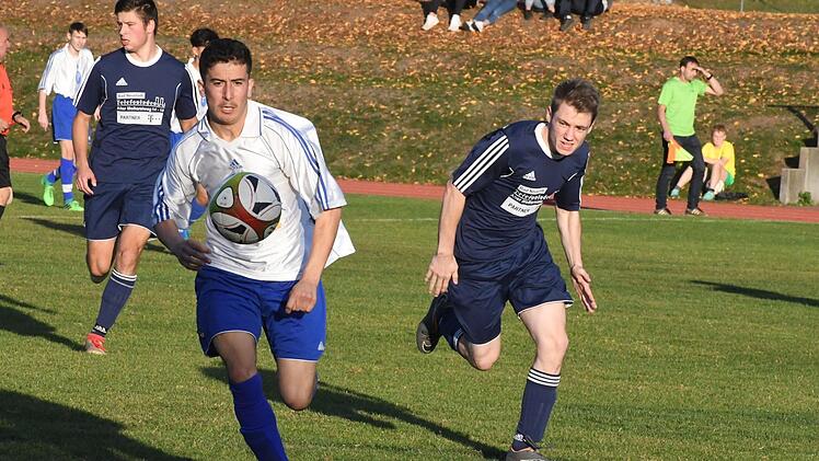 Naqeeb Saifi vom FC 06 Bad Kissingen II (links) hat in dieser Szene Jonas Gessner (rechts) von der SG Stralsbach abhängen können.Hopf