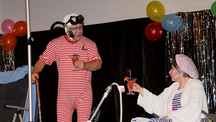 Das Ehepaar Schmitz, Herbert Rumpel und Ramona Schneiderbanger, auf Ostsee-Urlaub.