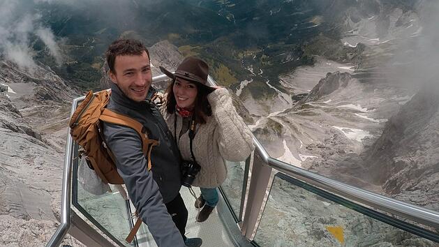 Fabian Langguth und Sandra Graser auf dem Gipfel Dachstein in &Ouml;sterreich.  yeswe_travel