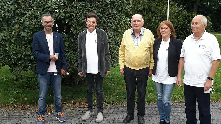 Besonders gewürdigt wurden die Verdienste der langjährigen Mitglieder (von rechts) Otmar Fischer, Gudrun Friedrich-Kleine, Peter Schindler und Dieter Sternecker. Die Ehrungen nahm Peer Hilmer (ganz links) vom Landesverband Bayern der Deutschen Rheuma-Liga vor. Foto: Rolf Pralle