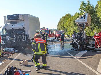Die Einsatzkräfte mussten die beiden Lastwagen erst auseinander ziehen, um die Fahrer bergen zu können. Fotos: Ronald Rinklef