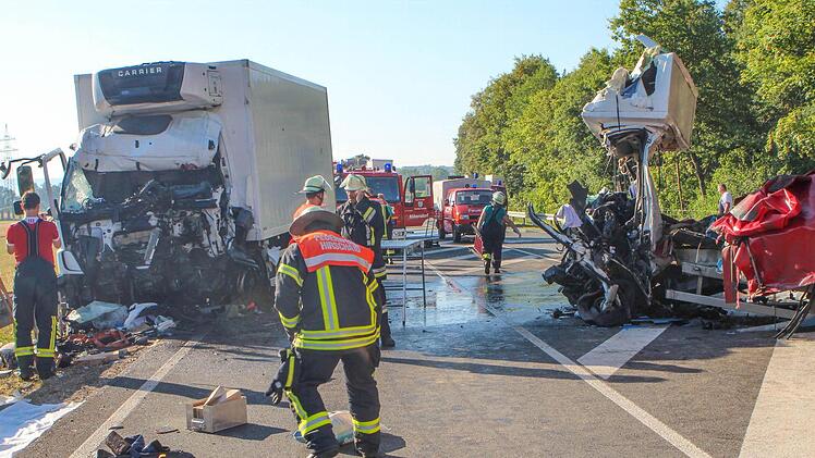Die Einsatzkräfte mussten die beiden Lastwagen erst auseinander ziehen, um die Fahrer bergen zu können. Fotos: Ronald Rinklef