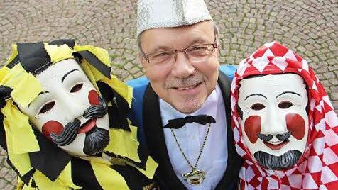 Das "Eberner Dreigestirn": Eberhard Wohl, das Schörschle und der Schellenmann machen Stimmung.