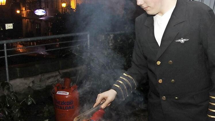 Draußen wurde gegrillt.
