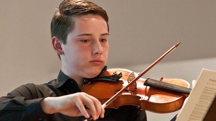 Der junge Geiger Lukas Heunisch bewies sein Talent mit dem Kopfsatz aus Mozarts G-Dur-Violinkonzert.Foto: Jochen Berger