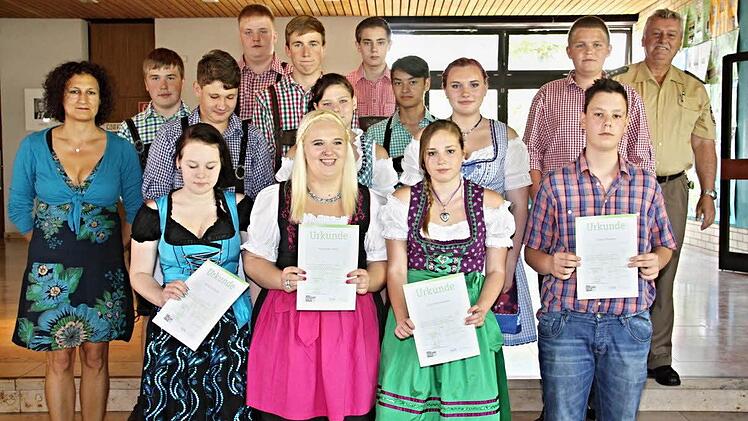 Stellvertretende Schulleiterin Cornelia Bartelmann (links) und Polizeihauptkommissar Berthold Schineller von der Polizeiinspektion Ebern, ehrten diese Schülerlotsen für ihren Einsatz zur Sicherheit ihrer Mitschüler. Foto: Helmut Will