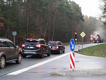 Auf Grund der Bauarbeiten steht für den Verkehr nur eine Fahrspur zur Verfügung.  Foto: Michael Memmel