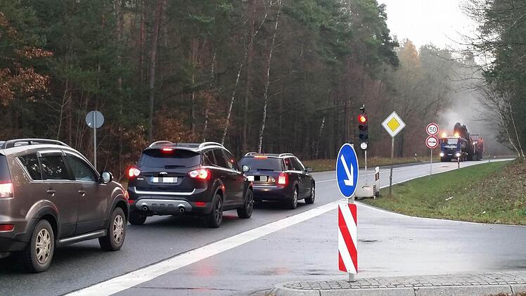 Auf Grund der Bauarbeiten steht für den Verkehr nur eine Fahrspur zur Verfügung.  Foto: Michael Memmel
