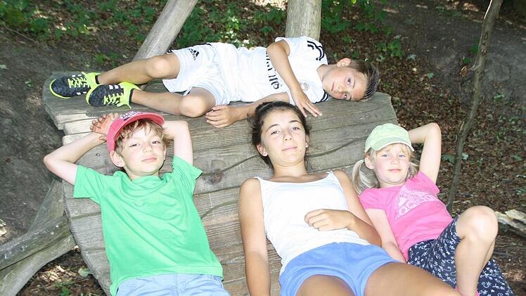 Zeit für ein Päuschen: Die vier Tester bei einer Ruhepause am Farnsberg. Foto: Ralf Ruppert