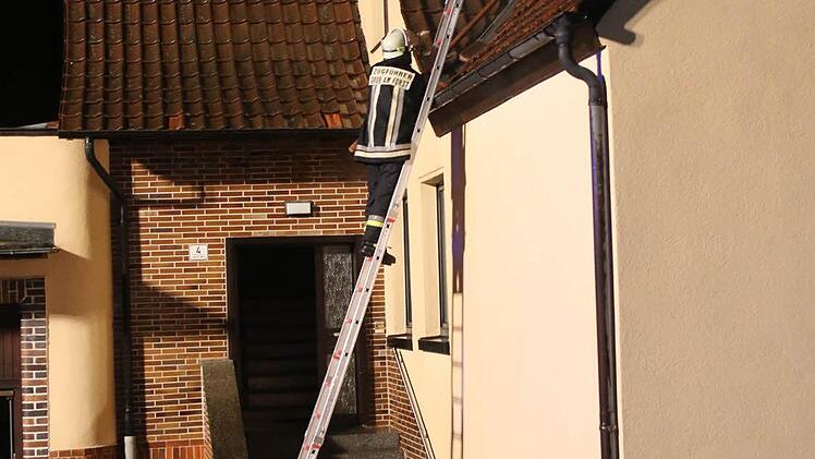 In Grub am Forst (Landkreis Coburg) brannte in der Nacht auf Montag ein Mehrfamilienhaus. Foto: Michael Stelzner