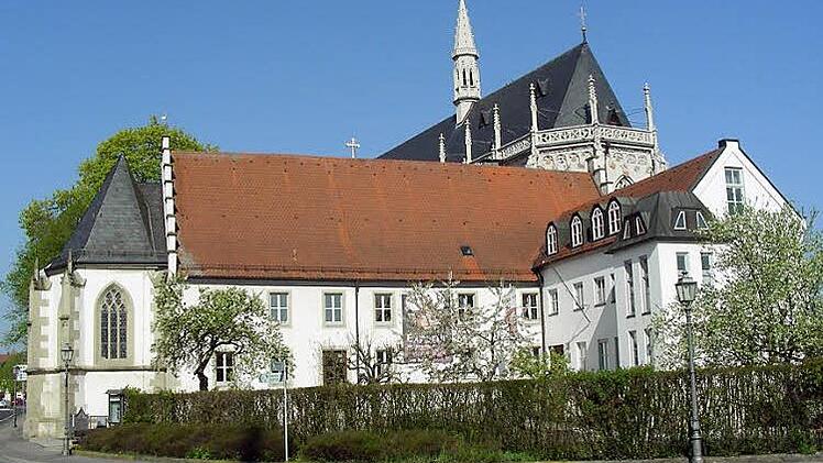 Volker Grumbach hat ein Buch mit dem Titel "Das Bürgerspital zum Heiligen Geist in Haßfurt - 400 Jahre Spitalordnung Julius Echters" verfasst, das der Historische Verein Landkreis Haßberge am 7. April in der Stadthalle vorstellen wird. Das Bild zeigt das ehemalige Bürgerspital mit der Heilig-Geist-Kapelle (links).