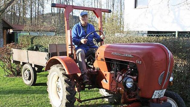 Der "Gärtnercapo" vom Weismainer Rentnertrupp, Georg Dinkel, versorgt Weismains Beete mit Wasser. Sein Oldtimer-Porsche hat zwölf PS und bereits 50 Jahre auf dem Buckel.  Foto: Erich Lutter