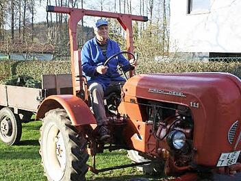 Der "Gärtnercapo" vom Weismainer Rentnertrupp, Georg Dinkel, versorgt Weismains Beete mit Wasser. Sein Oldtimer-Porsche hat zwölf PS und bereits 50 Jahre auf dem Buckel.  Foto: Erich Lutter