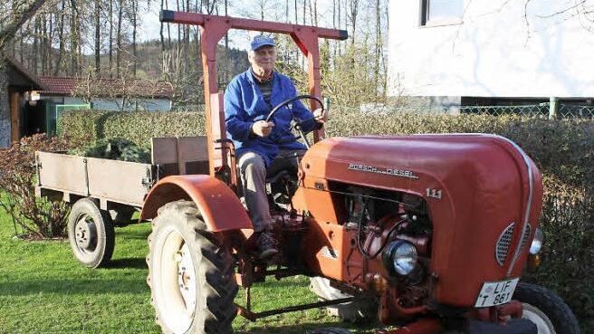 Der "Gärtnercapo" vom Weismainer Rentnertrupp, Georg Dinkel, versorgt Weismains Beete mit Wasser. Sein Oldtimer-Porsche hat zwölf PS und bereits 50 Jahre auf dem Buckel.  Foto: Erich Lutter