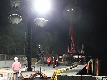 Schweres Gerät rückte in der Nacht an der "Ewigen Brücke" an. Foto: Veronika Schadeck