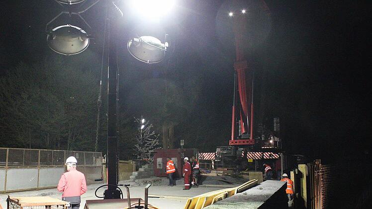 Schweres Gerät rückte in der Nacht an der "Ewigen Brücke" an. Foto: Veronika Schadeck