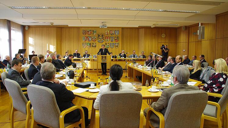 Die Kreistagsmitglieder übermittelten dem neuen Landrat ihre Zusage für eine konstruktive Zusammenarbeit. Foto: Marco Meißner