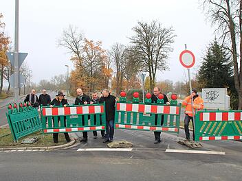 Vertreter des Staatlichen Bauamts, Landtagsabgeordnete und der Höchstadter Bürgermeister räumten am Freitag die Sperrschilder weg und gaben den erneuerten Aischübergang für den Verkehr frei.  Foto: Andreas Dorsch
