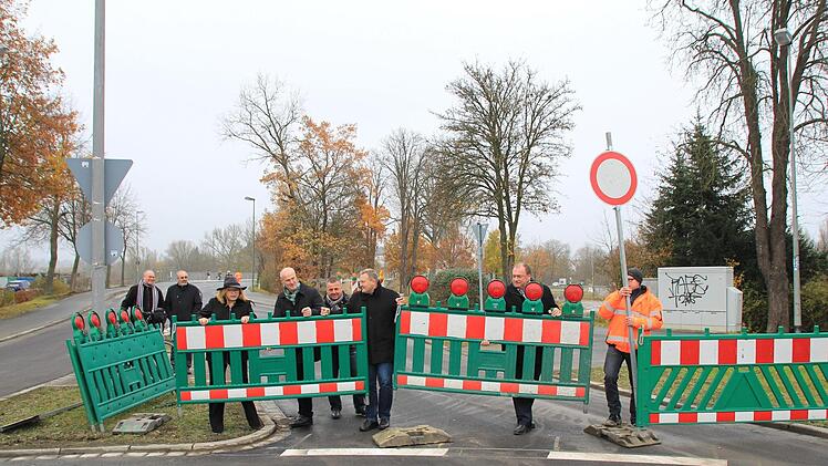 Vertreter des Staatlichen Bauamts, Landtagsabgeordnete und der Höchstadter Bürgermeister räumten am Freitag die Sperrschilder weg und gaben den erneuerten Aischübergang für den Verkehr frei.  Foto: Andreas Dorsch