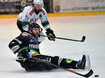 Auf dem Hosenboden ist der Höchstadter im ersten Play-off-Spiel zur Eishockey-Oberliga gelandet. Gegen den TSV Erding setzte es zuhause eine 3:4-Niederlage.