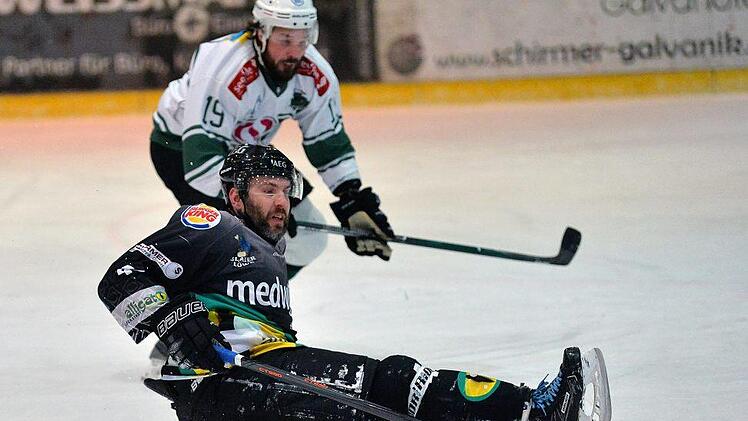 Auf dem Hosenboden ist der Höchstadter im ersten Play-off-Spiel zur Eishockey-Oberliga gelandet. Gegen den TSV Erding setzte es zuhause eine 3:4-Niederlage.