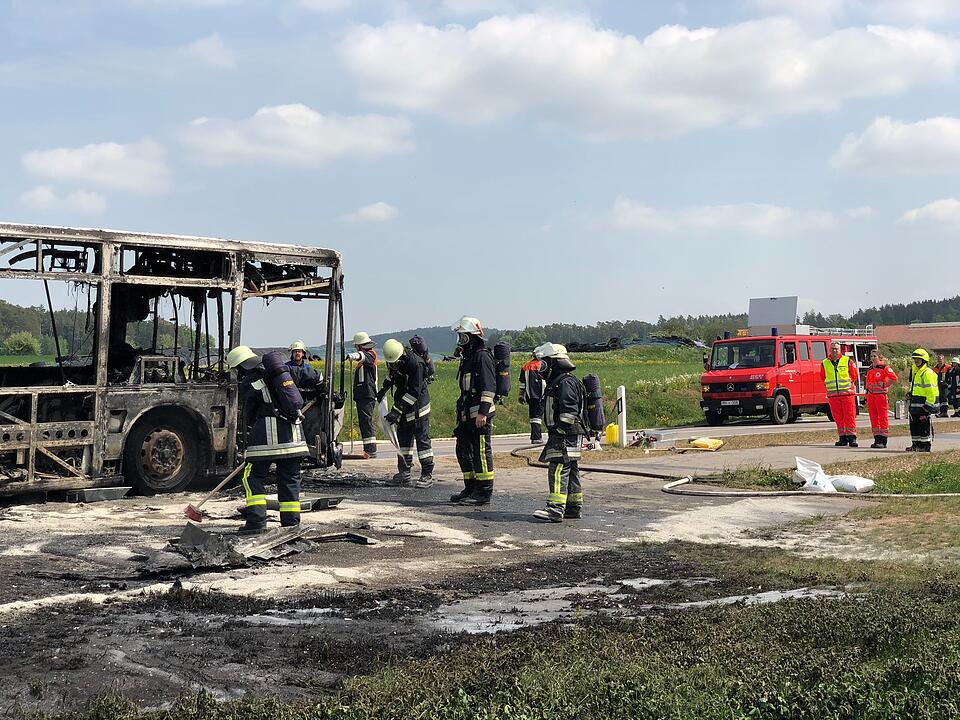 Mittelfranken: Vollbesetzter Schulbus fängt Feuer und brennt komplett aus