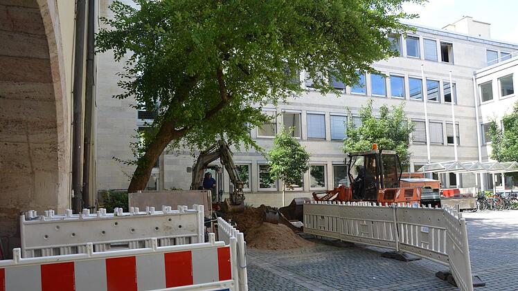 Alternative 1: Der Architekt hält auch einen Einbau unter dem Schlosshof für technisch machbar. Zurzeit graben dort Archäologen.