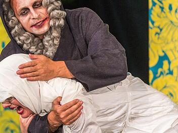 Sex und Crime herrschen in Wien in Shakespeares Stück MASS FÜR MASS, mit dem die Shakespeare Company Berlin am Mittwoch, 2. Oktober, im Kurtheater den Auftakt zum 35. Theaterring gibt.  Foto: Axel Lauer