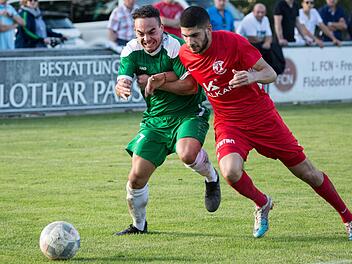 Der SV Friesen wehrte sich - so wie in dieser Szene Friesens Nico Do Adro (grünes Trikot) gegen den Aschaffenburger Serkan Pancar - nach Kräften. Doch der cleverere Spitzenreiter setzte sich am vergangenen Wochenende am Ende mit 3:0 im Frankenwaldstadion durch.  Foto: Heinrich Weiß