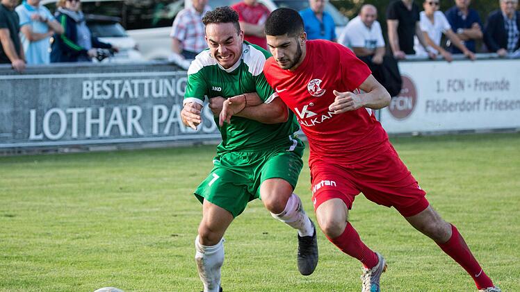 Der SV Friesen wehrte sich - so wie in dieser Szene Friesens Nico Do Adro (grünes Trikot) gegen den Aschaffenburger Serkan Pancar - nach Kräften. Doch der cleverere Spitzenreiter setzte sich am vergangenen Wochenende am Ende mit 3:0 im Frankenwaldstadion durch.  Foto: Heinrich Weiß
