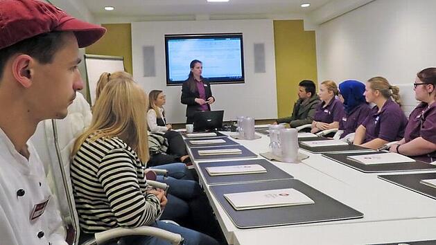 Branchen&uuml;bergreifendes Beraten beim Azubi-Projekt: Projektleiterin Katharina Fischer (stehend) sammelt Daten und Ideen Foto: Monika Sch&uuml;tz