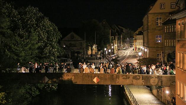 Die Untere Br&uuml;cke in Bamberg sollte auf beiden Seiten bewirtschaftet werden und so die Feiernden unter Kontrolle bringen - aus sicherheitstechnischen Gr&uuml;nden l&auml;sst sich das jedoch nicht umsetzen.