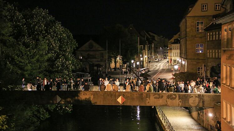 Die Untere Brücke in Bamberg sollte auf beiden Seiten bewirtschaftet werden und so die Feiernden unter Kontrolle bringen - aus sicherheitstechnischen Gründen lässt sich das jedoch nicht umsetzen.