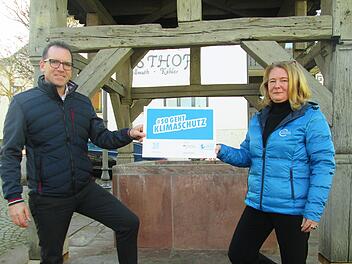 Anlässlich der Umrüstung der Straßenbeleuchtung in Fuchsstadt weisen Bürgermeister René Gerner (l.) und Christine Pfaff(r.) vom Kommunal-Management des Bayernwerks darauf hin, wie Klimaschutz auch "im kleinen" möglich ist.