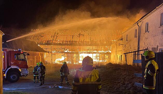 Großbrand im Kreis Hof: Scheune brennt komplett aus