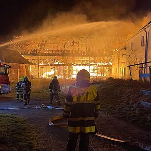 Großbrand im Kreis Hof: Scheune brennt komplett aus