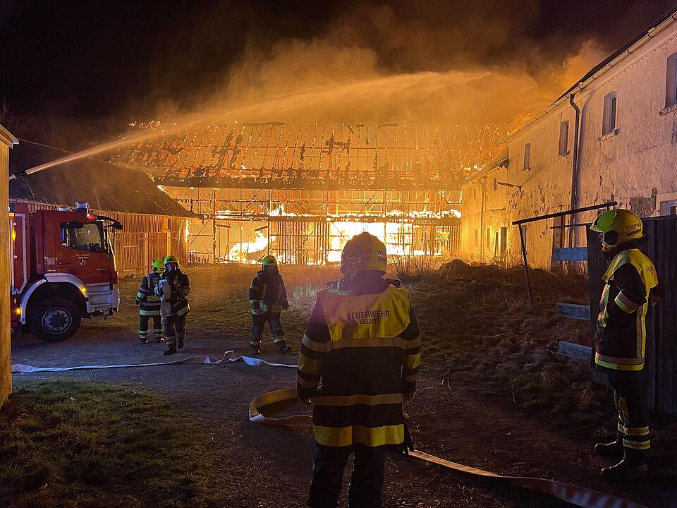 Großbrand im Kreis Hof: Scheune brennt komplett aus
