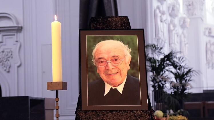 Bistum Würzburg trauert um verstorbenen Weihbischof em. Helmut Bauer