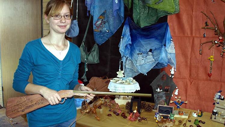 Hände hoch heißt es nicht bei Katharina Schmitt aus Wallenfels, mit ihren 19 Jahren die jüngste Ausstellerin und zum ersten Mal dabei. Seidentücher, Figuren aus Modelliermasse und Schlüsselanhänger sowie das gezeigte "Gewehr" sind ihre Schöpfungen.