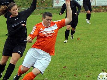 Carina Christof (DuO) hat die bessere Kurventechnik und kommt vor ihrer Gegenspielerin Janina Roth (FSV Hessenthal/Mespelbrunn) an das Leder. Foto: Thomas