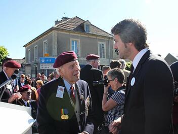 Bürgermeister Jochen Vogel sucht in Ranville das Gespräch mit den Veteranen.  Fotos: Birgit Will
