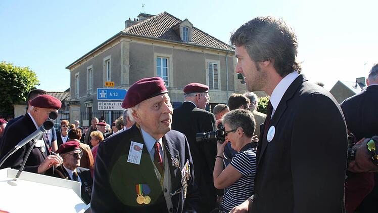 Bürgermeister Jochen Vogel sucht in Ranville das Gespräch mit den Veteranen.  Fotos: Birgit Will