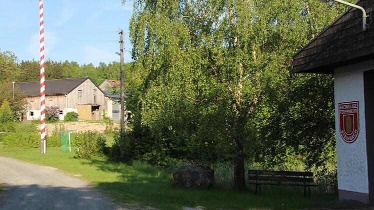 Unweit des Steinbacher Feuerwehrhauses (rechts) wurde bereits Grund erworben und ein Haus abgebrochen (im Hintergrund), um Platz für einen Neubau samt Dorfgemeinschaftshaus zu schaffen. Foto: Matthias Beetz